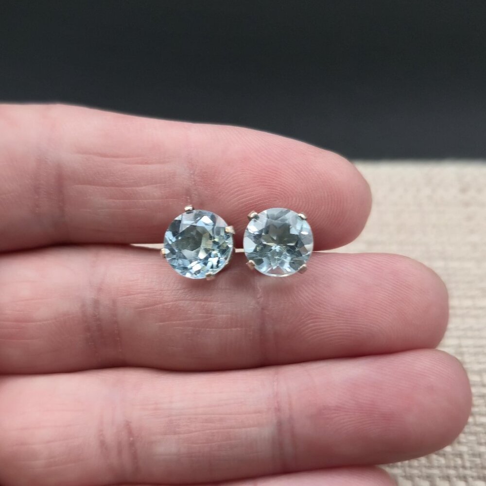 Sterling Silver Brilliant Blue Topaz Gem Stud Earrings A6975
